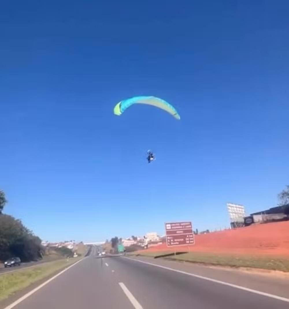 Parapente faz pouso de emergência na Raposo Tavares em Itapetininga