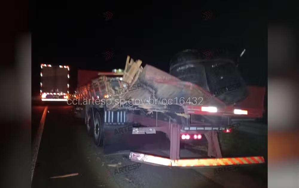 Passageiro morre em colisão entre caminhões na Rodovia Castello Branco