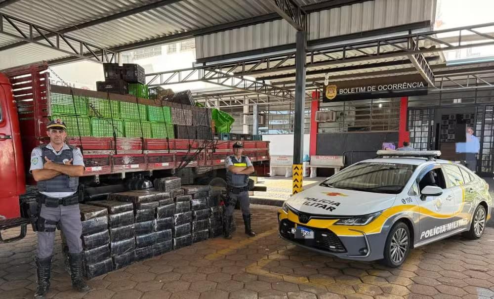 Polícia apreende mais de uma tonelada de maconha em caminhão na Castello Branco
