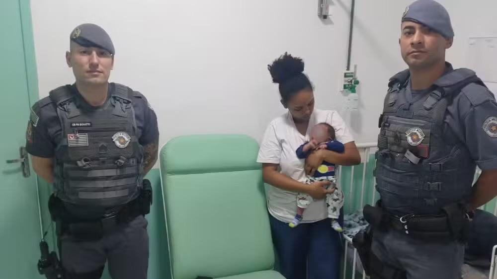 Policiais salvam bebê recém-nascido que se engasgou em Mairinque