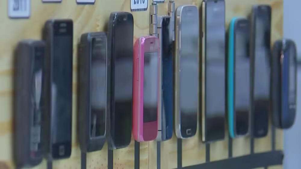Projeto de Sorocaba doa celulares com aplicativo de segurança a mulheres vítimas de violência