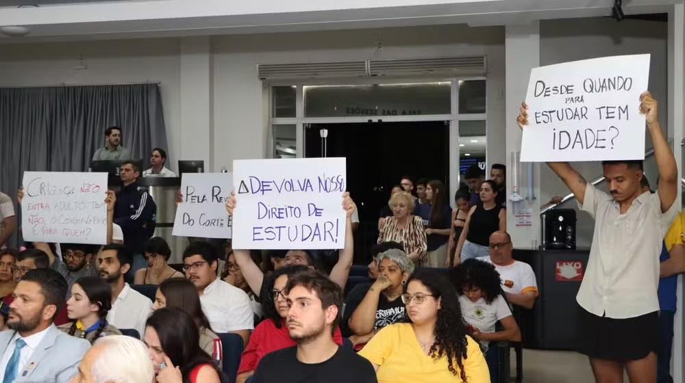 Alunos protestam contra limite de idade em cursos do Conservatório de Tatuí