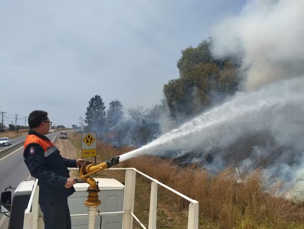 Incêndio atinge área de mata às margens da SP-129 em Boituva