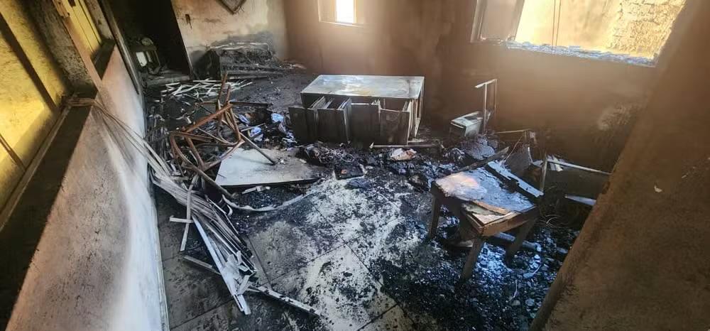 Incêndio em barracão deixa uma pessoa ferida em Taquarituba