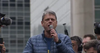 Tarcísio de Freitas é apontado por articulações que levaram à derrota do governo Lula na Câmara