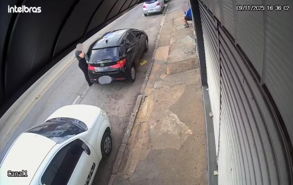 Câmera flagra tentativa de roubo a mulher no Centro de Itapeva