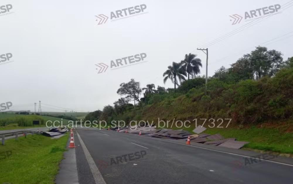 Carreta carregada com 20 toneladas de MDF tomba e atinge caminhão na SP-127