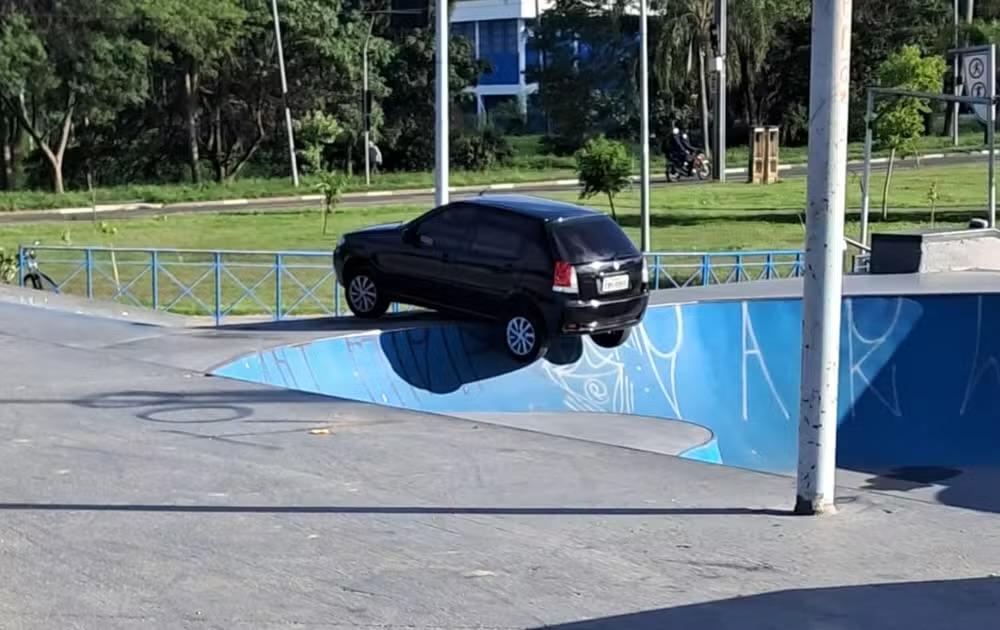 Carro amanhece “enroscado” na borda de pista de skate em Sorocaba