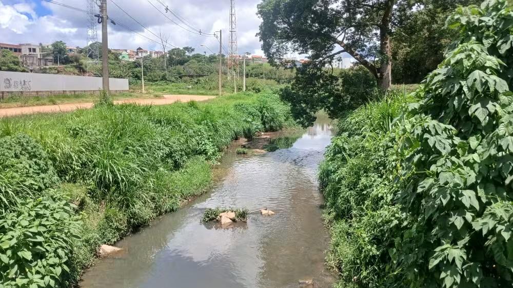 Corpo de idoso é encontrado em córrego no bairro Guaçu, em São Roque