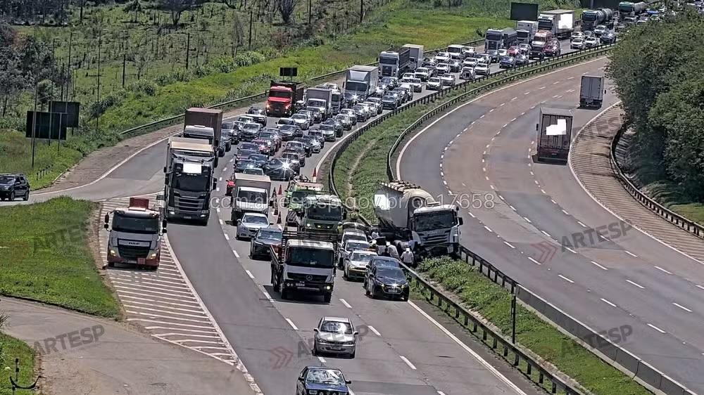 Engavetamento com caminhão-tanque causa congestionamento na Rodovia Castello Branco, em Araçariguama