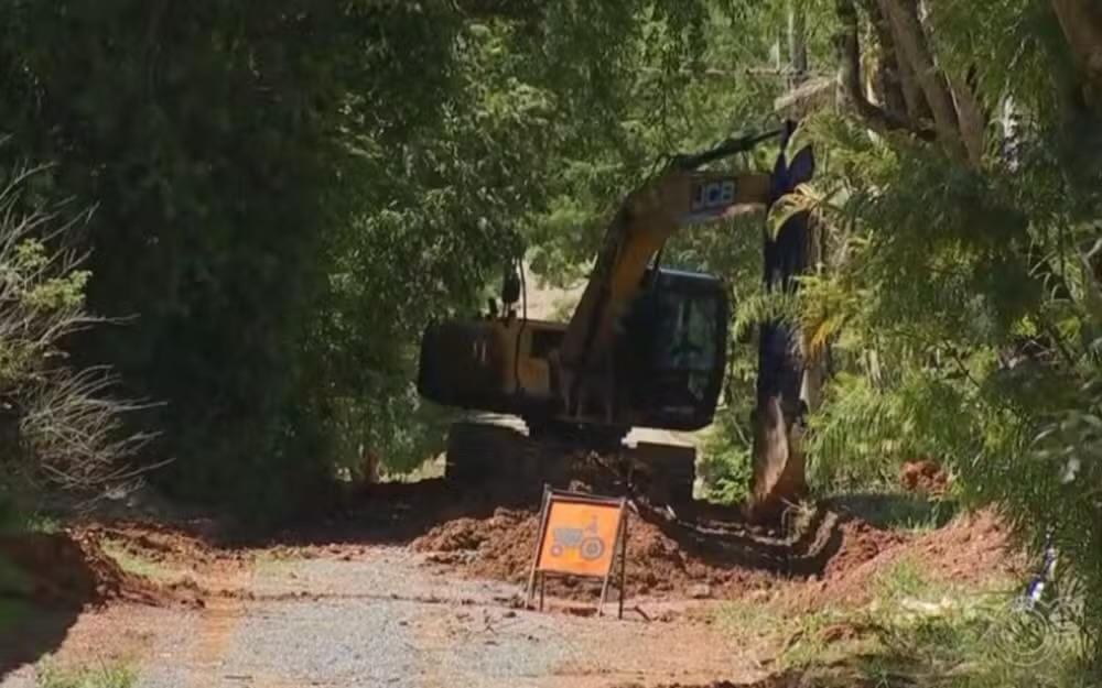 Obras da Sabesp deixam moradores ilhados no Portal da Figueira, em Itapetininga