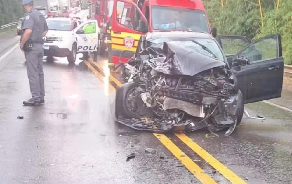 Quatro ficam feridos após carros aquaplanarem e baterem na Raposo Tavares em Piraju
