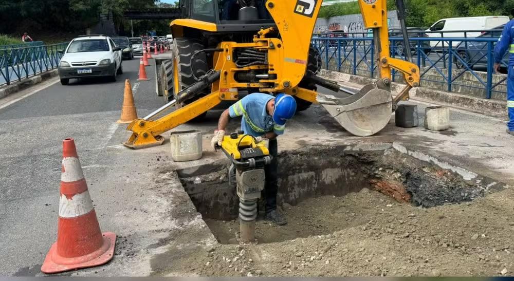 Asfalto cede e interdita parcialmente a Avenida Dom Aguirre, em Sorocaba
