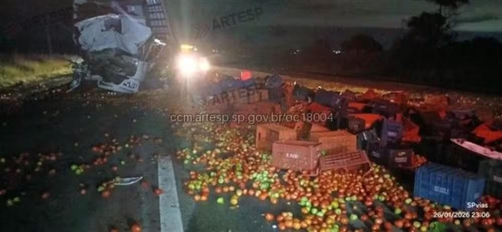 Caminhão com 19 toneladas de tomate tomba após colisão na SP-127 em Itapetininga