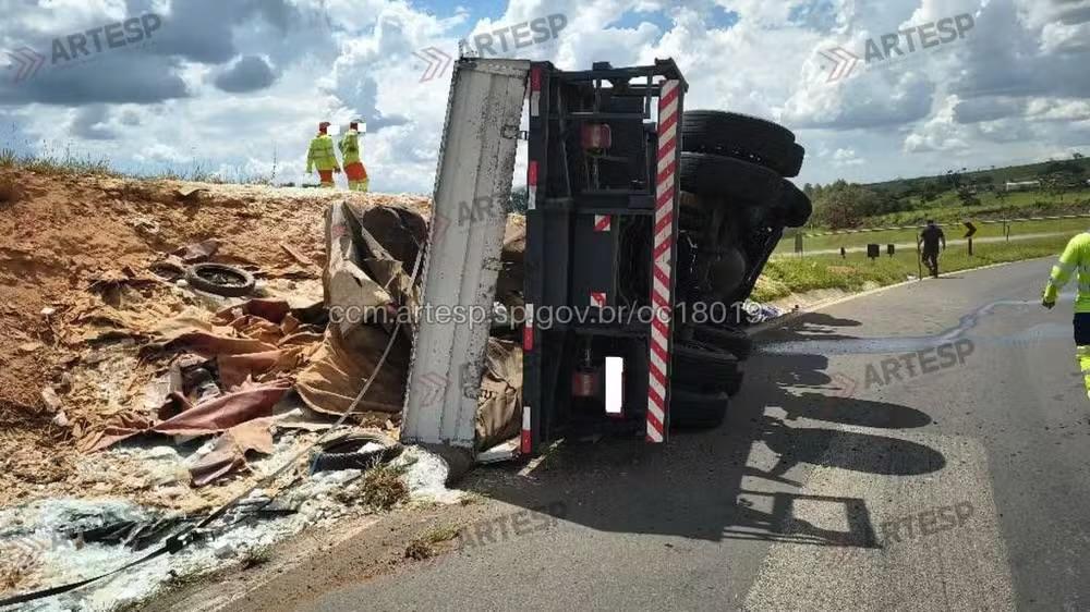 Motorista fica gravemente ferido após tombamento de caminhão na Castello Branco, em Boituva