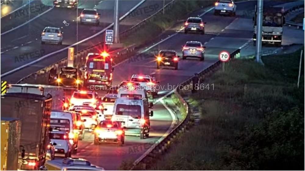 Acidente entre moto e carreta deixa um ferido grave e causa congestionamento em Sorocaba