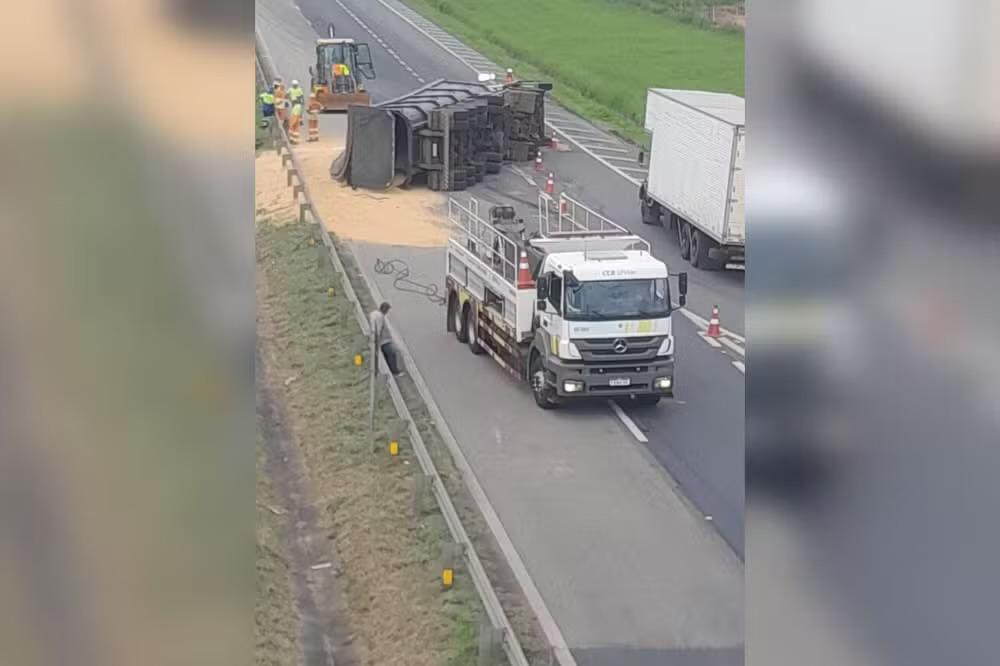 Carreta com grãos tomba e interdita faixas da Raposo Tavares em Alambari