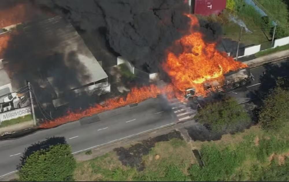 Cetesb investiga impacto ambiental após explosão de caminhão-tanque em Sorocaba