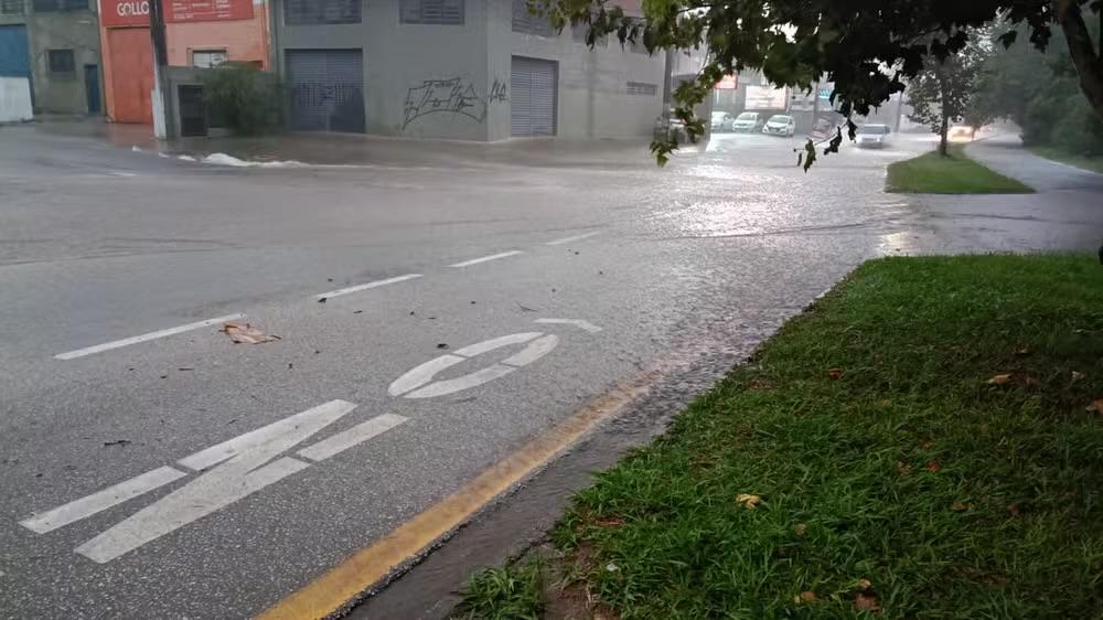 Defesa Civil alerta para chuvas intensas em regiões de SP até quarta-feira