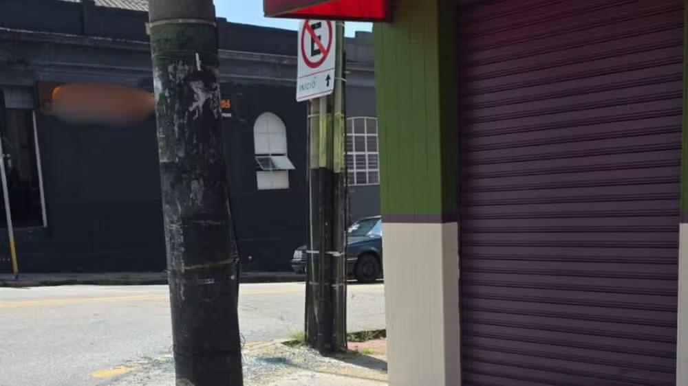 Homem furta ônibus e bate em poste em Sorocaba; colisão evita dano maior a oficina