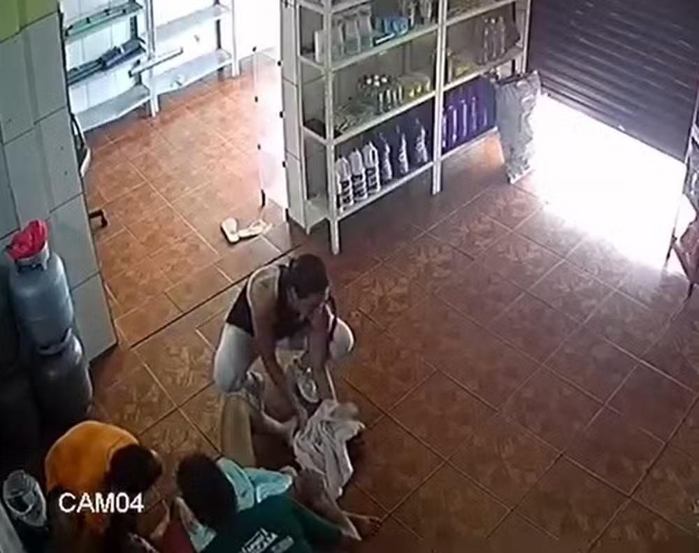 Mulher dá à luz com ajuda de moradoras dentro de comércio em Sorocaba