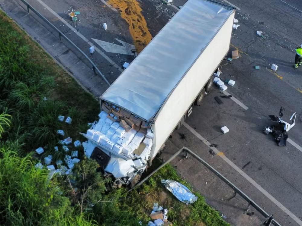 Acidente entre caminhão e carreta deixa um morto na Castello Branco