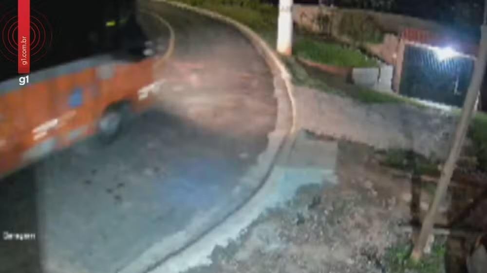 Ciclista de 25 anos fica em estado grave após ser atropelado por ônibus em Itatiba
