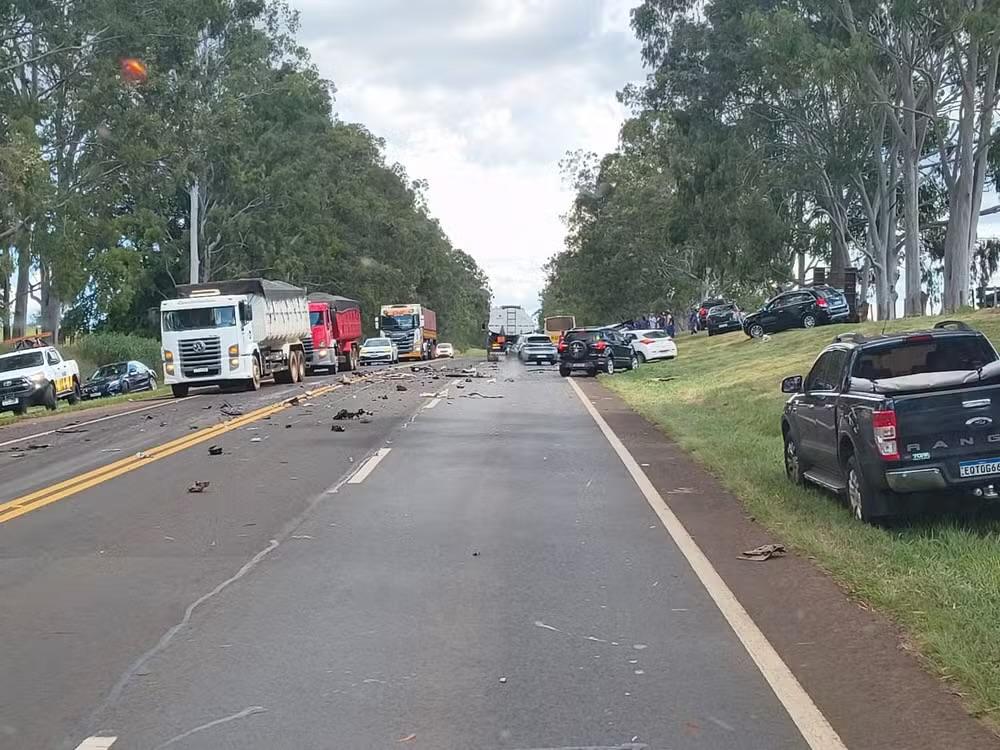 Motorista morre em colisão frontal entre carro e carreta na SP-255 em Avaré