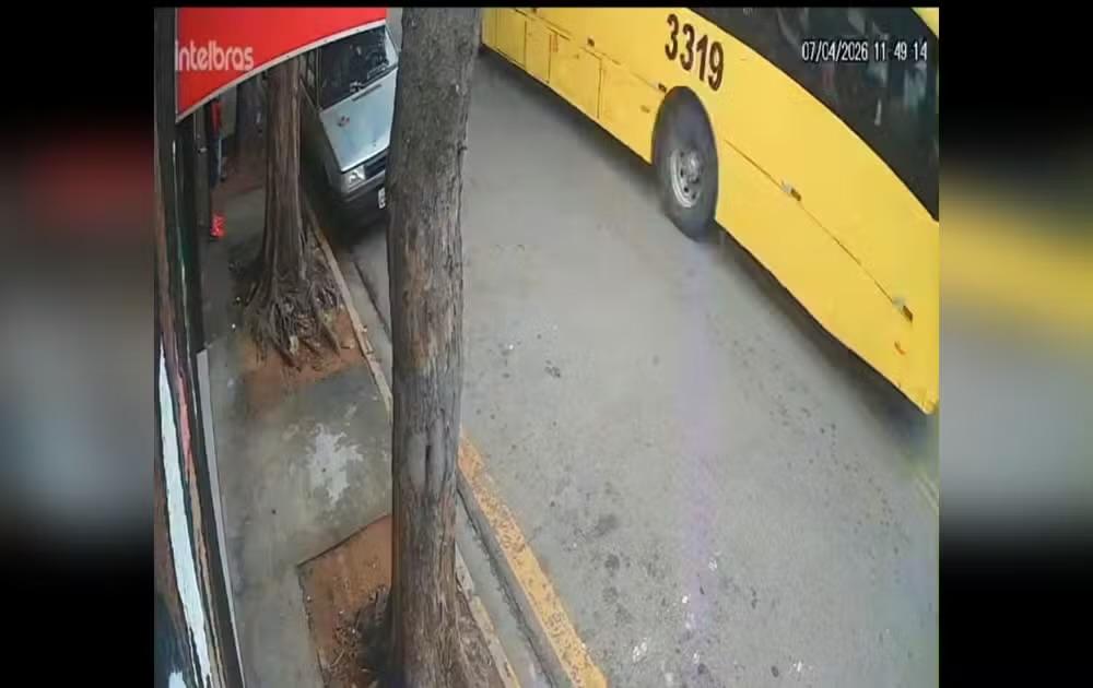 Ônibus arrasta fiação elétrica, e pedestres escapam por pouco de acidente em Jundiaí