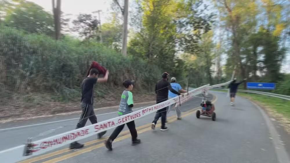 Romeiros percorrem até 150 km a pé em direção ao Santuário do Bom Jesus, em Pirapora
