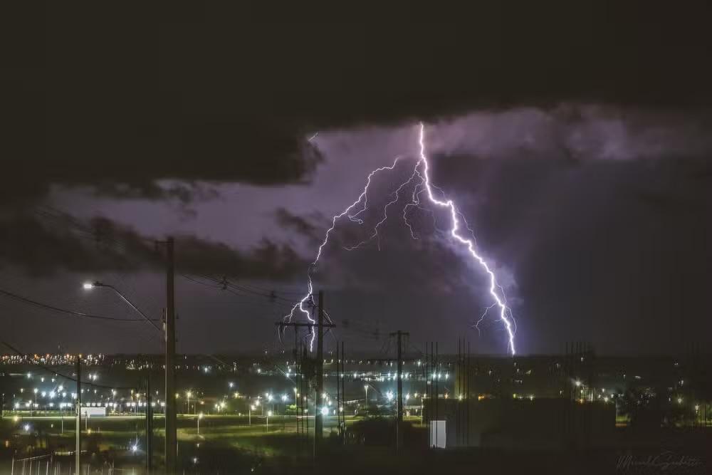 Tempestade com raios e arco-íris duplo marca mudança no tempo no interior de SP