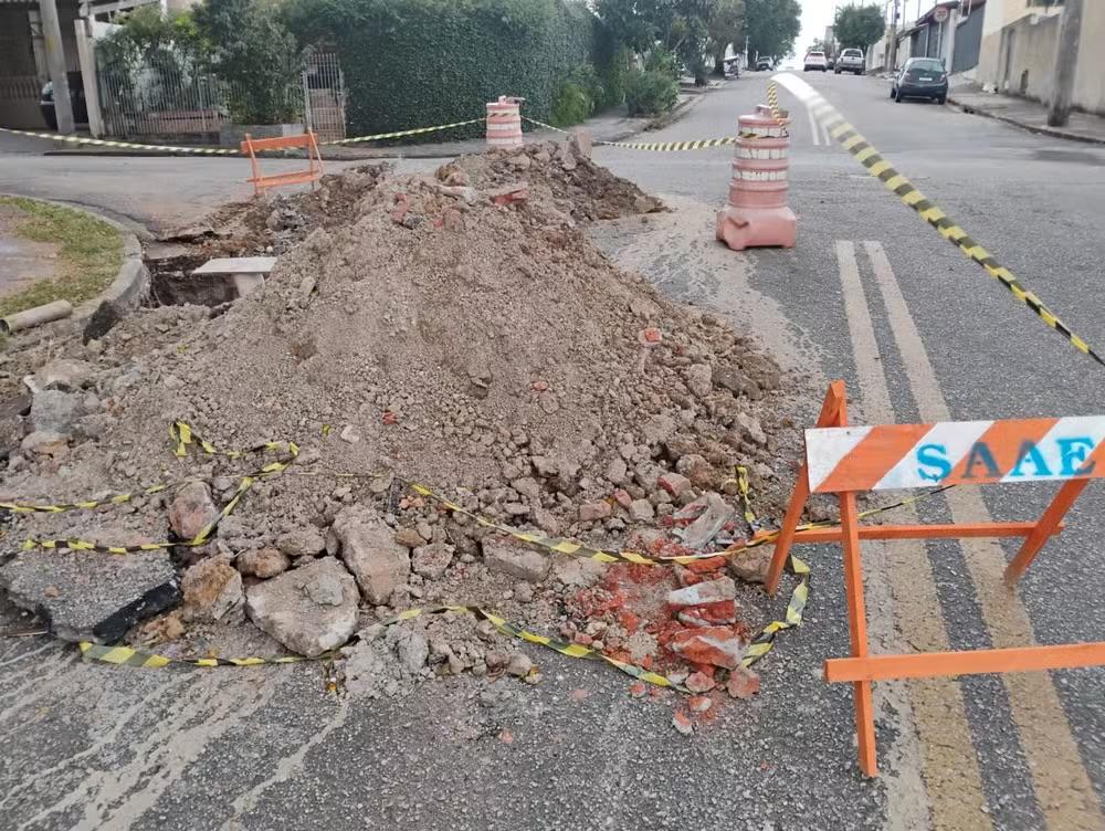 Buraco aberto pelo Saae causa transtornos e gera comparações com “buraco fake” em Sorocaba