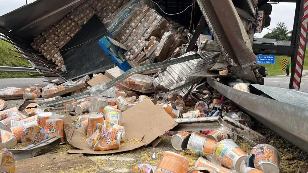 Caminhão com carga de macarrão instantâneo tomba na Raposo Tavares em São Roque