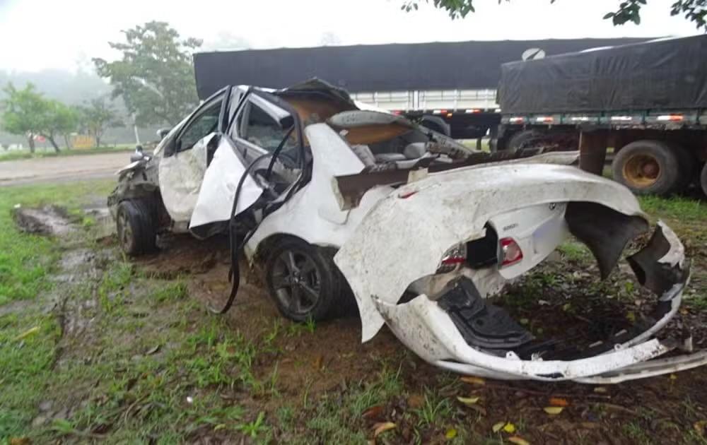 Carro bate contra árvore e deixa ferido na SP-281 em Itaporanga