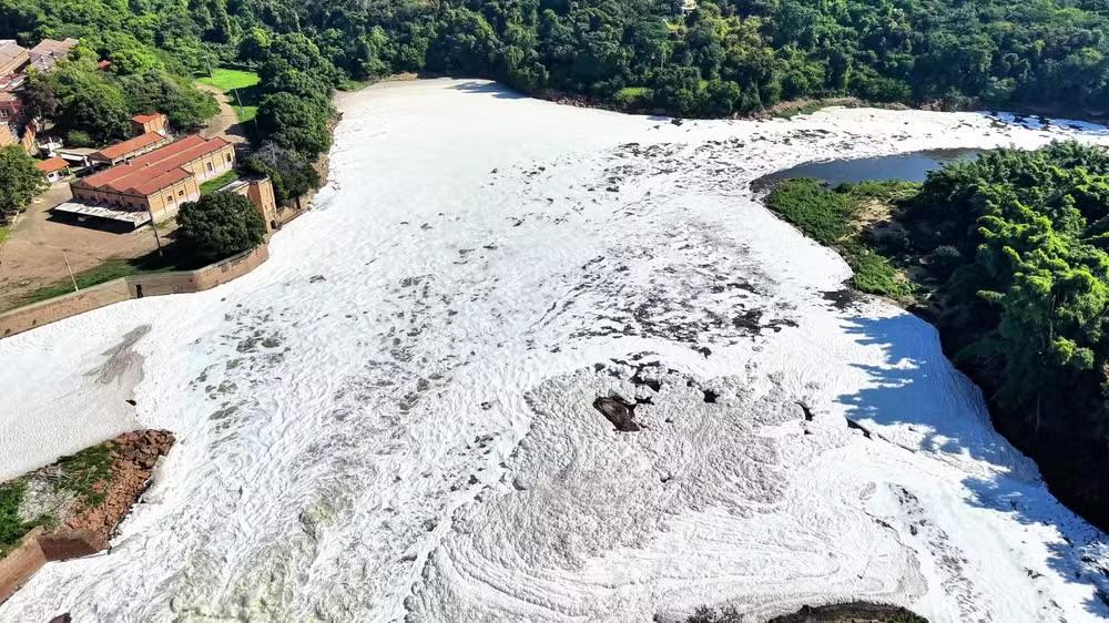 Espuma tóxica volta a cobrir Rio Tietê em Salto e acende alerta ambiental