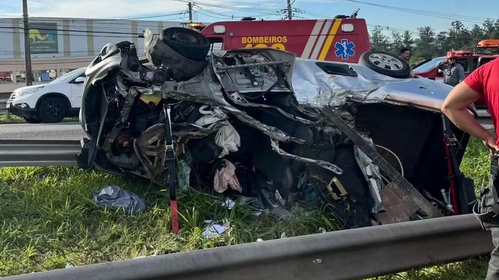 Homem morre após caminhão desgovernado atingir carro na SP-300 em Jundiaí