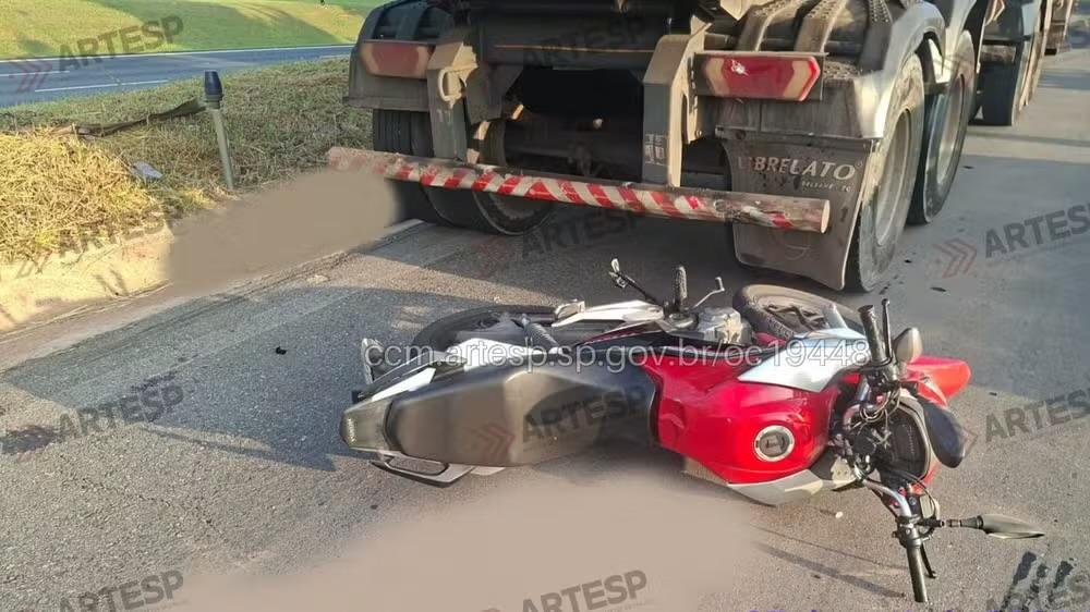 Motociclista morre após bater na traseira de caminhão parado na Rodovia dos Bandeirantes
