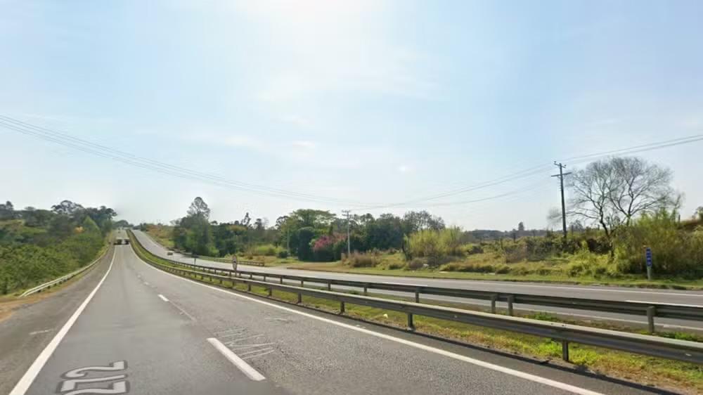 Motociclista morre em acidente envolvendo carro e caminhão na Raposo Tavares