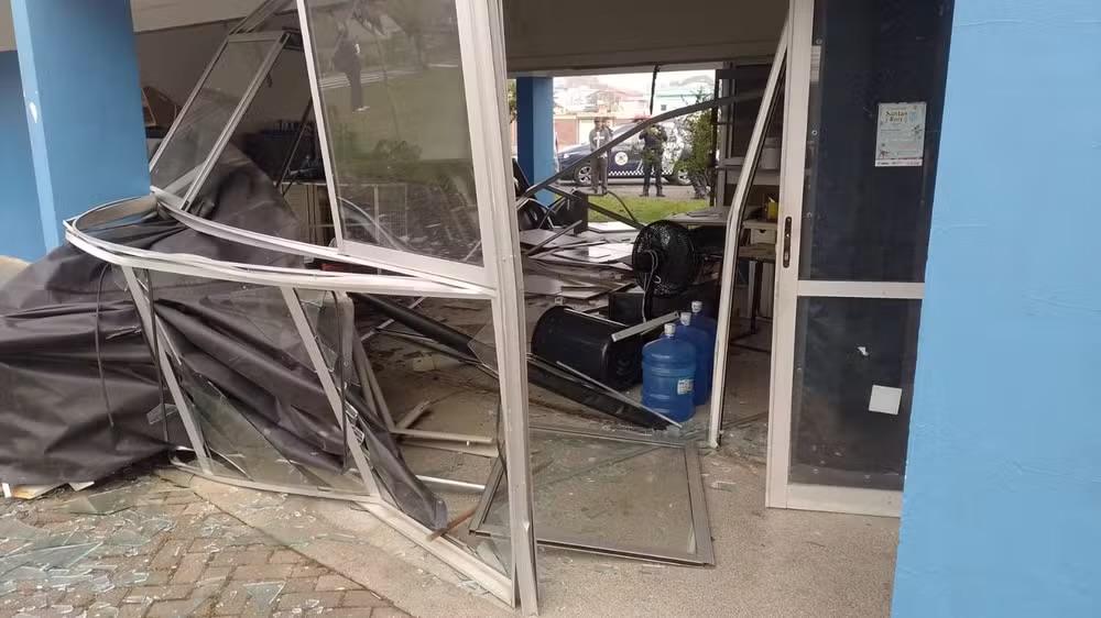 Mulher sem habilitação invade praça e bate carro em prédio da prefeitura em Várzea Paulista