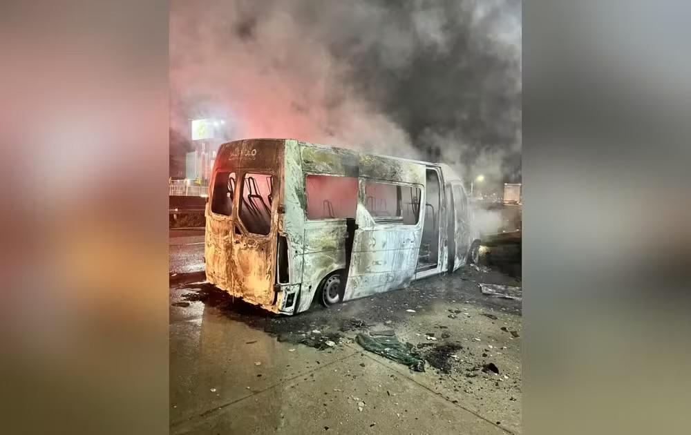 Van da Saúde de Riversul pega fogo na Raposo Tavares durante transporte de pacientes