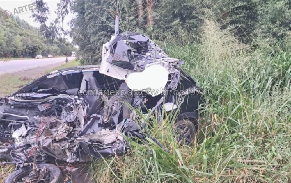 Colisão frontal entre carro e carreta deixa uma pessoa morta na Raposo Tavares