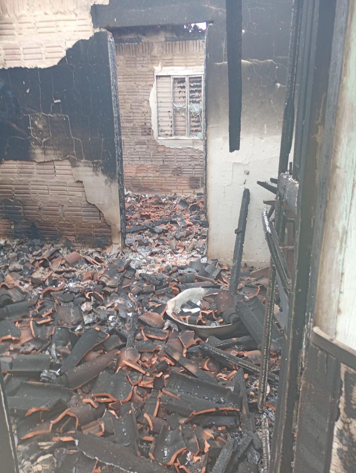 Criminosos furtam residência rural, levam objetos e colocam fogo em casa em Angatuba