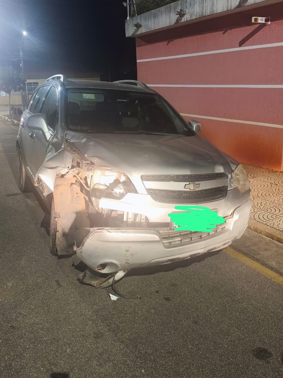 GCM de Angatuba atende colisão de carro contra árvore no centro neste final de semana