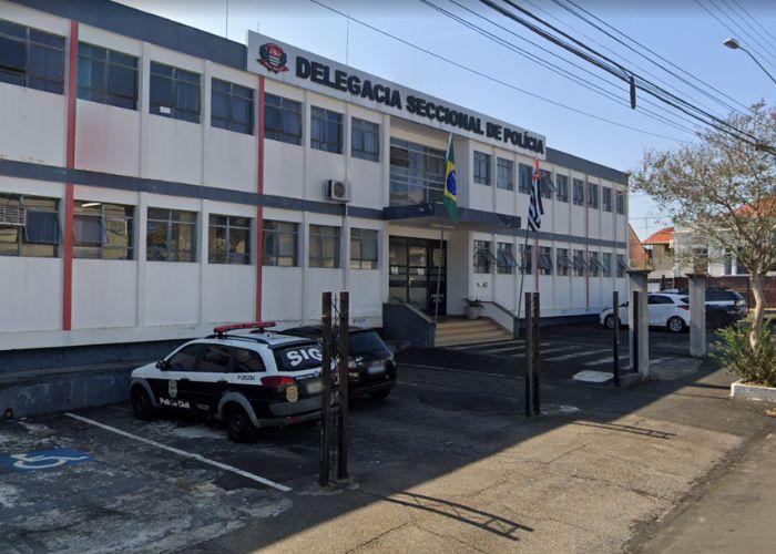 Mãe denuncia possível negligência após filha de 3 anos voltar da escola suja de fezes no Rechã