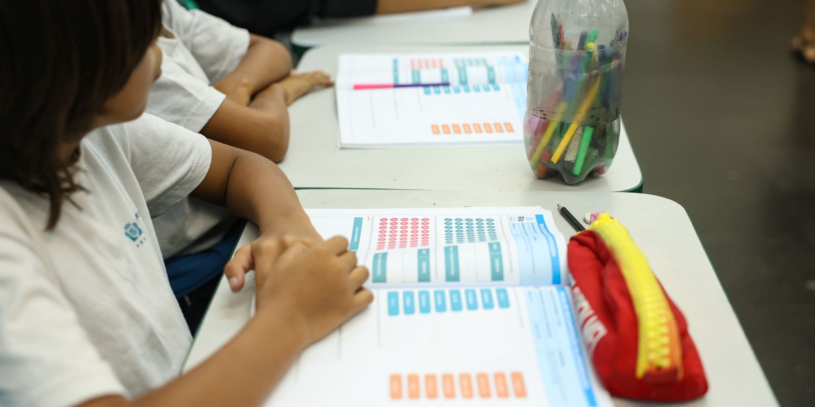 Prazo para escolas escolherem livros didáticos para 2027 termina hoje 