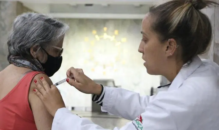 Butantan busca voluntários para teste de vacina da gripe para idosos