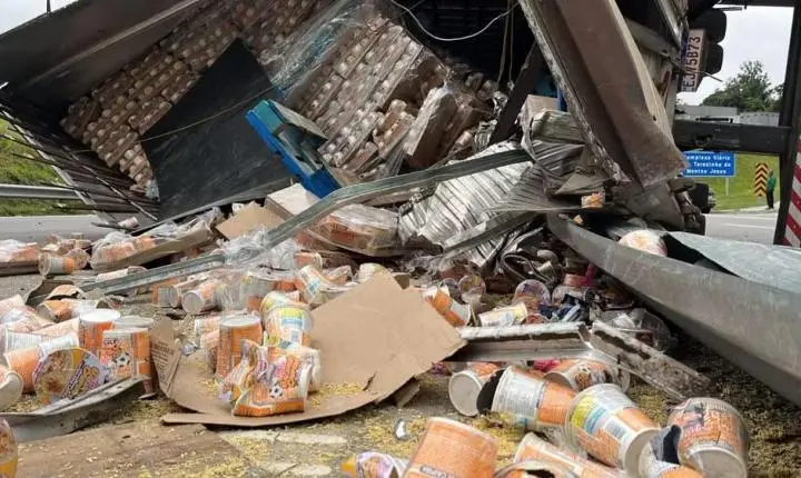 Caminhão com carga de macarrão instantâneo tomba na Raposo Tavares em São Roque