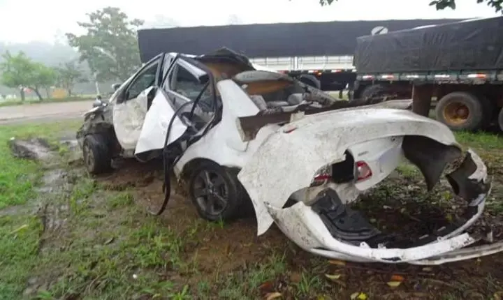 Carro bate contra árvore e deixa ferido na SP-281 em Itaporanga