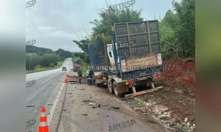 Colisão frontal entre carro e carreta deixa uma pessoa morta na Raposo Tavares