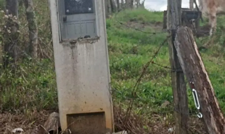 Criminosos furtam residência rural, levam objetos e colocam fogo em casa em Angatuba